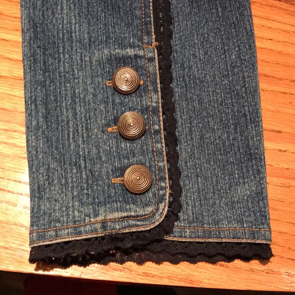 New Identity medium ruffle and black lace jacket w button front and sleeves. - Picture 9 of 10